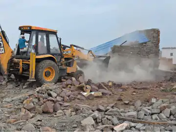 भोपाल में अवैध कॉलोनियों पर चली जेसीबी