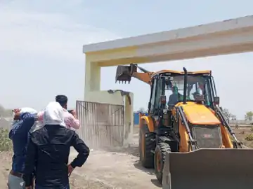 भोपाल में अवैध कॉलोनियों में चली जेसीबी