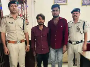 भोपाल रेलवे स्टेशन पर चोरी करते पकड़ाए 2 युवक