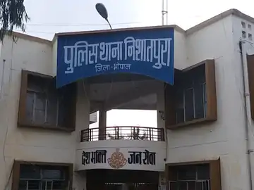 गौतमनगर में महिला के घर में घुसे युवक, रजाई-गद्दे जलाए