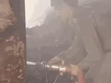 भोपाल के कोहेफिजा में एक बिल्डिंग की छत पर आग