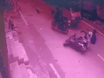 भोपाल में आवारा कुत्तों से बचने दौड़ाया स्कूटर