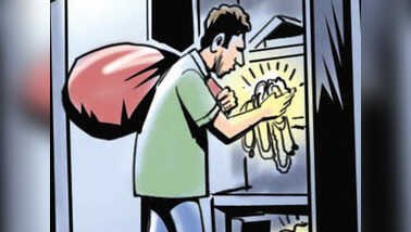 5 घर में ताले तोड़कर 25 लाख चोरी