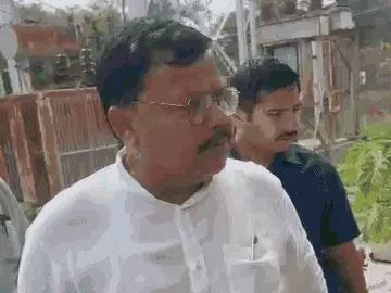 सब स्टेशन में गंदगी, टूटी छत देख ऊर्जा मंत्री नाराज