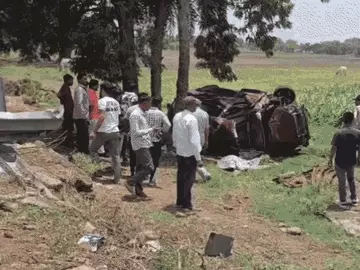 गूगल के बताए रूट पर दौड़ाई कार, पेड़ से टकराई