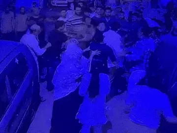 4 लोगों ने 2 भाइयों को लात-घूसों, डंडों से पीटा