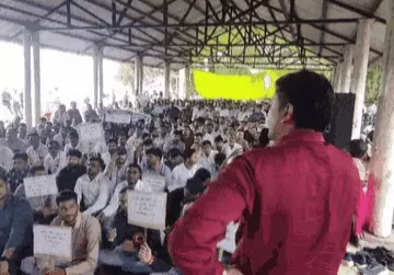 भोपाल के नीलम पार्क में बिजली कर्मियों का प्रदर्शन