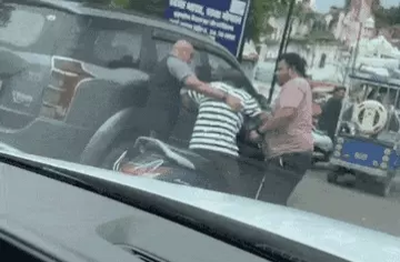 स्कूटी चला रहे बुजुर्ग को आया मिर्गी का दौरा