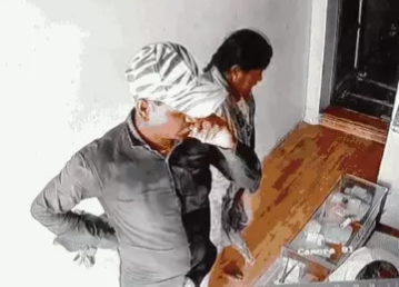 ज्वेलर्स की दुकान से महिला और पुरुष ने सोने के टॉप्स चोरी कर लिए