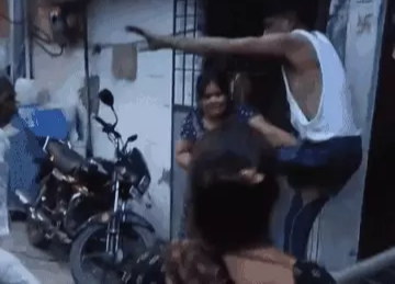 एसआई महिला के घर से पकड़ाया था लोगों ने डंडे से पीटा