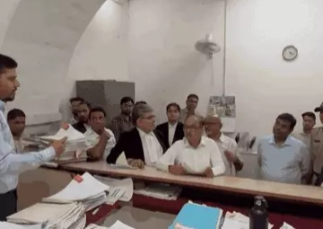 टीटी नगर तहसीलों में पहुंचे कलेक्टर