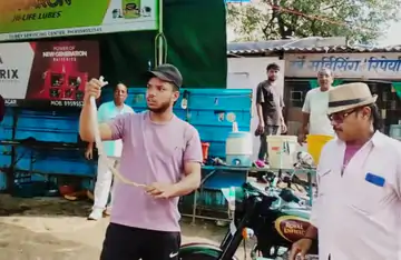 बुलेट में पेट्रोल टैंक के नीचे छिपा सांप