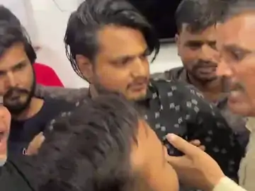 मैनेजर ने सहकर्मी युवती से की अश्लील बातें:धर्म बदलने का बनाया दबाव