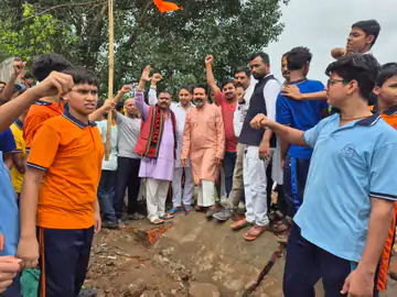 भोपाल में जेसीबी के सामने खड़े हो गए बच्चे