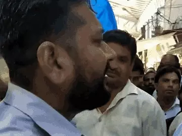 निगमकर्मियों से अभद्रता करने वाले व्यापारी पर FIR