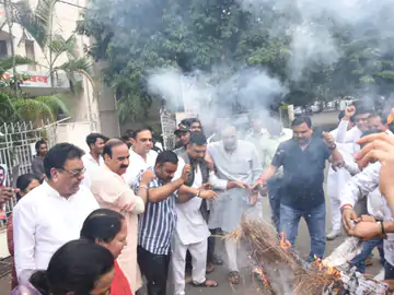 पीसीसी के सामने कांग्रेस ने जलाया पुतला