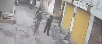 युवक ने अपनी एक्स गर्लफ्रेंड को तेज रफ्तार एक्टिवा से टक्कर मार दी