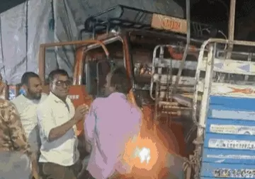 बेकाबू ट्रक ने कई वाहनों और लोगों को टक्कर मार दी