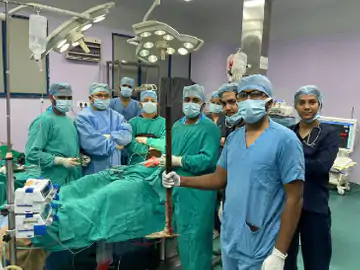 युवक की छाती में घुसी फावड़े की रॉड