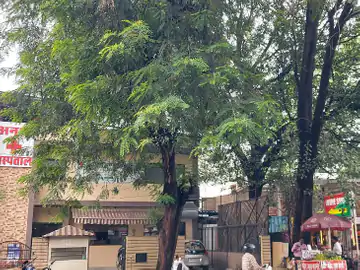 हॉस्पिटल-मंदिर के पास शराब दुकान…जांच करने पहुंचे एडीएम