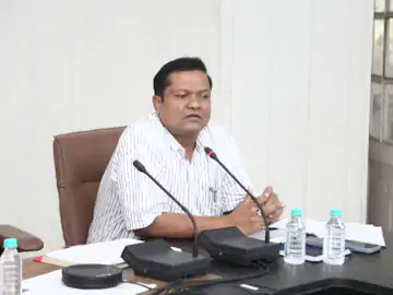 भोपाल में मीटिंग में कहा खनिज के मुद्दे पर नाराज हुए एडीएम, बोले-केस पेंडिंग क्यों?