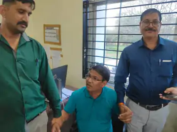 50 हजार की रिश्वत लेते निलंबित बाबू पकड़ाया