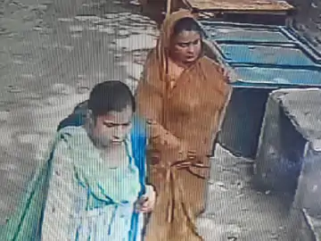 स्कूल संचालक के घर 30 लाख रुपए के जेवरात और नकदी चोरी करने वाली महिलाएं स्टेशन पर आखिरी बार देखी