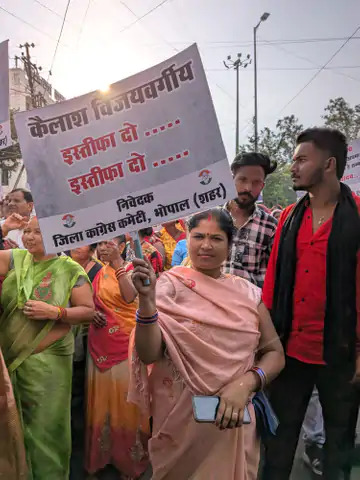 राहुल-प्रियंका पर विवादित बयान देकर घिरे मंत्री, भोपाल में कांग्रेस ने किया प्रदर्शन