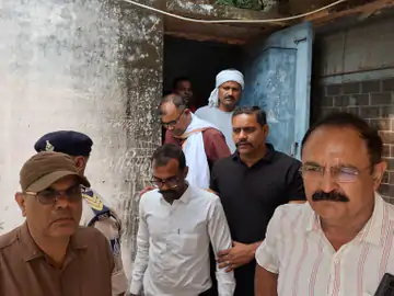 सहायक ग्रेड तीन कर्मचारी को 20 हजार रुपए की रिश्वत लेते रंगे हाथों गिरफ्तार किया