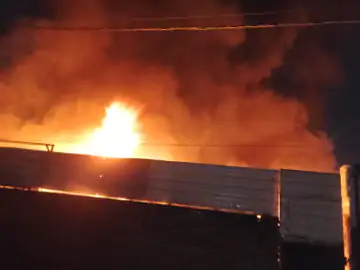 कबाड़ के गोदाम में भीषण आग