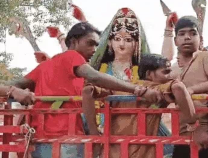 भोपाल में मां दुर्गा की प्रतिमाओं का विसर्जन जारी