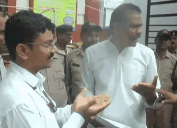 भोपाल में बैंक के बाहर प्रदर्शन, अकाउंट फ्रिज पर नाराजगी