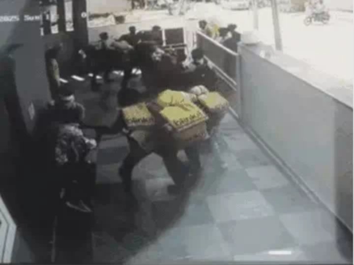 भोपाल में ब्लिंकिट कंपनी का डिलीवरी बैग लटकाए कर्मचारियों ने जमकर हंगामा किया