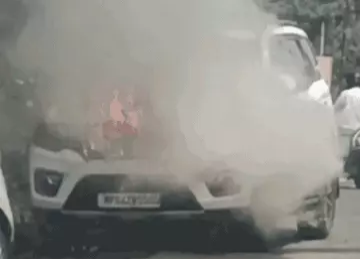 भोपाल में खड़ी कार में आग लग गई