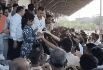 लेडी तहसीलदार ने किसान को थप्पड़ मारा