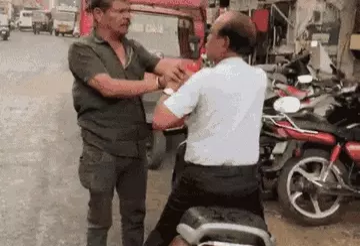भाजपा नेता को बीच सड़क कॉलर पकड़कर थप्पड़ मारे
