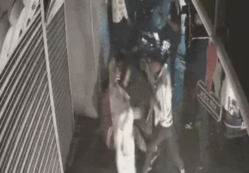 भोपाल निगम के सफाईकर्मियों ने दुकानदार को पीटा