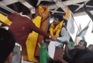 क्रेन हवा में अटकी, सांसद ने ऑपरेटर को थप्पड़ जड़ा