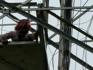 झोपड़ी तोड़े जाने से नाराज मोबाइल टावर पर चढ़ा युवक