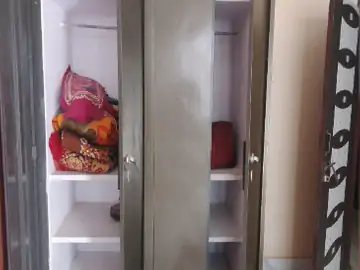 घर की खिड़की तोड़कर चोर लाखों का सामान ले गए