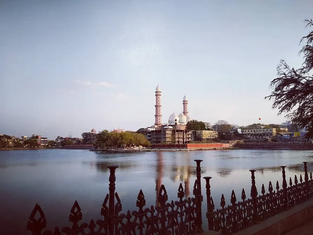 भोपाल में तालाब किनारे मेडिकल वेस्ट का अवैध डंपिंग