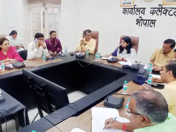 भिक्षावृत्ति रोकने के लिए भोपाल में सड़क पर उतरे अफसर