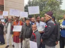 दो साल बाद आउटसोर्स-अस्थायी कर्मचारियों को मिली प्रदर्शन की परमिशन