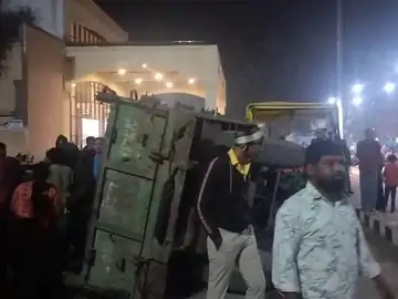 विदिशा में ट्रॉली पलटी, दो महिलाएं गंभीर घायल