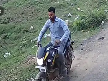 बाइक से घूमता है, महिलाओं को देखते ही करता है अश्लील हरकतें