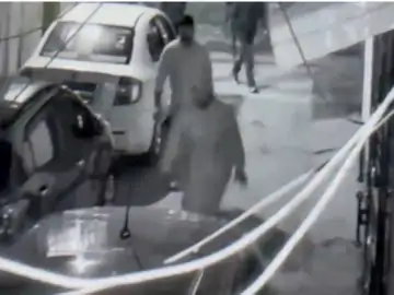 कांग्रेस नेता को कार से उतरते ही घेरा, अधमरा होने तक पीटा