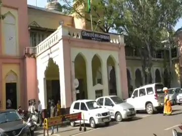 कोर्ट रूम के बाहर मारपीट, झूमाझटकी