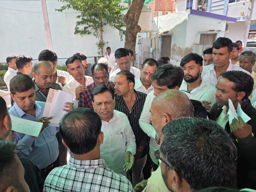 जनता से संवाद: उप-मुख्यमंत्री देवड़ा ने मंदसौर आवास पर सुनीं आमजन की समस्याएं, त्वरित निराकरण के दिए निर्देश