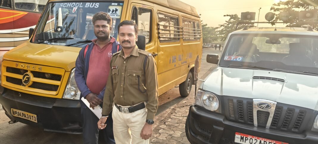 बच्चों की सुरक्षा से खिलवाड़: RTO भोपाल ने सेंट थेरेसा स्कूल की तीन बसें ज़ब्त कीं