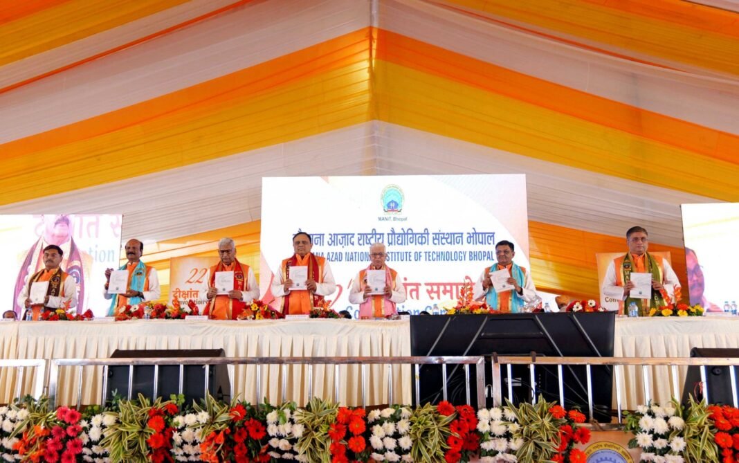 राष्ट्र सेवा के लिए डीजीपी कैलाश मकवाना को ‘विशिष्ट पूर्व छात्र सम्मान’